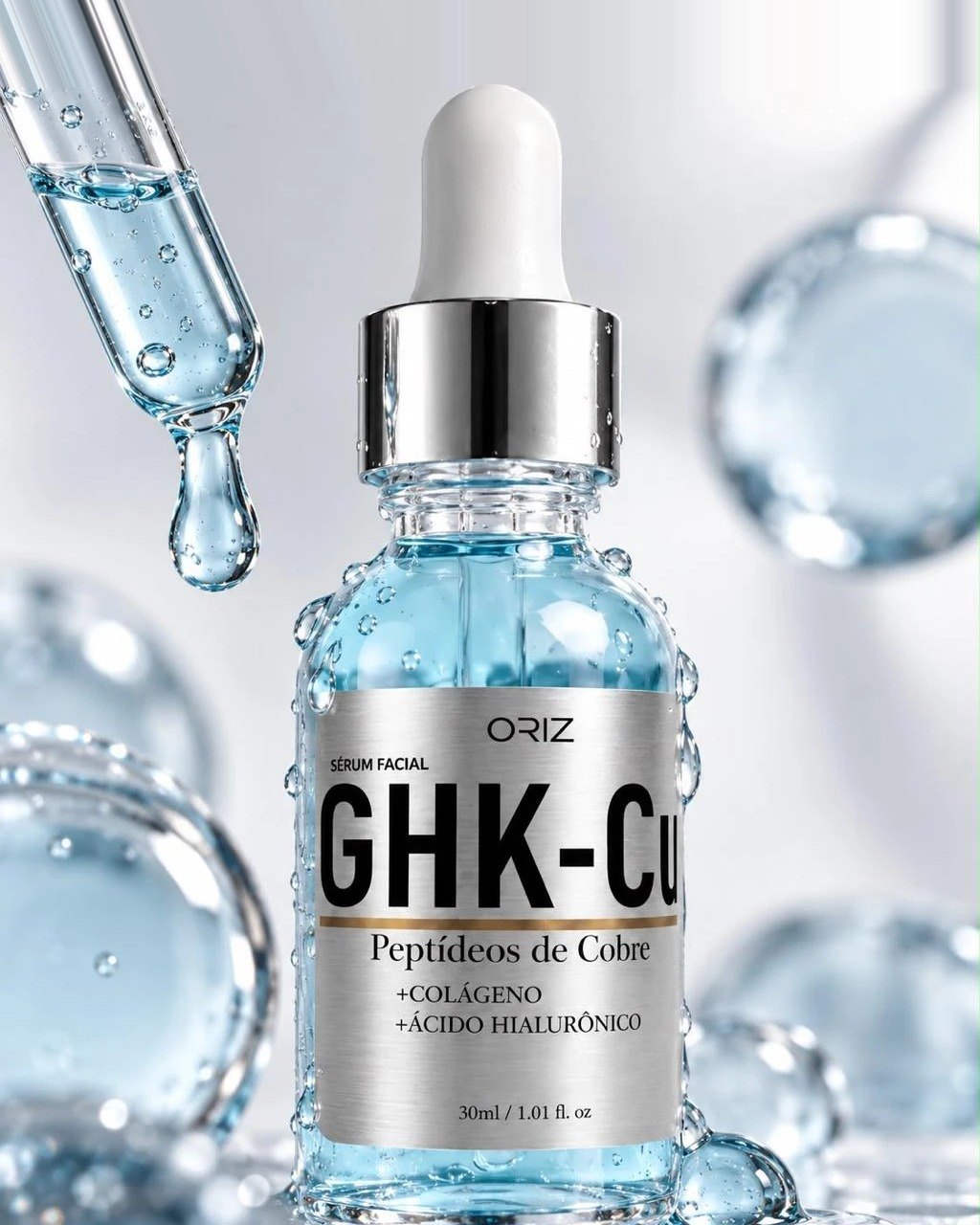 Conta-gotas pingando o sérum azul ao lado do frasco GHK-Cu