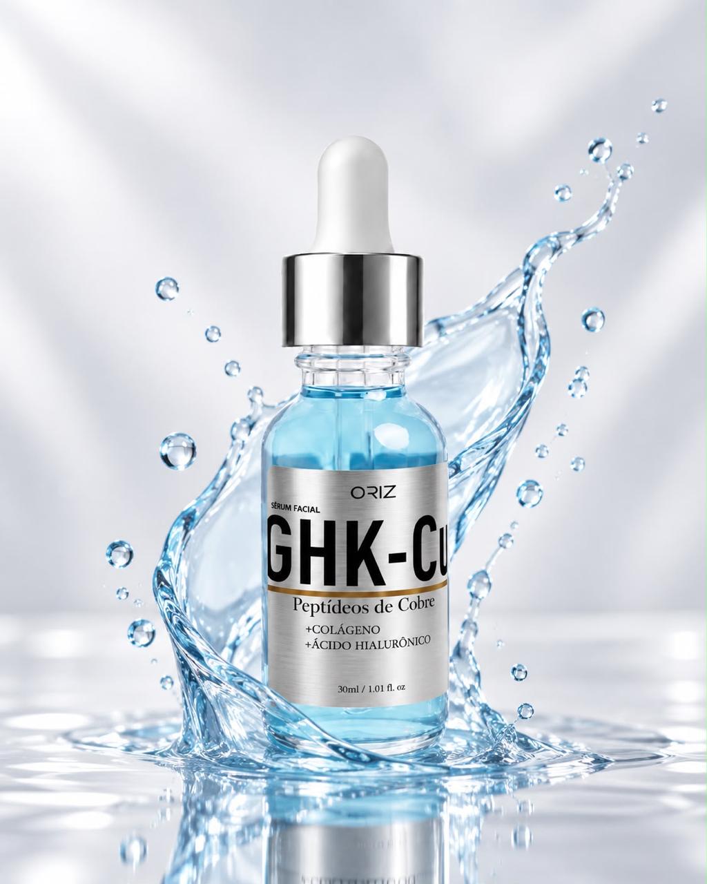Frasco do sérum GHK-Cu da ORIZ com líquido azul, em meio a um respingo de água